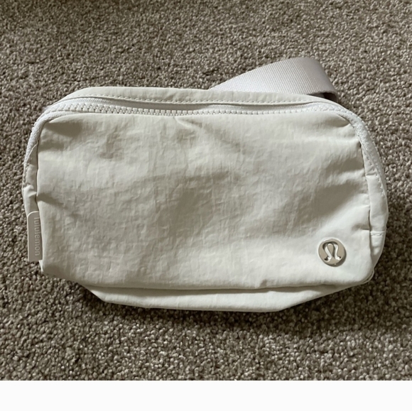 Lululemon Everywhere Belt Bag -Off White Opal - Picture 2 of 3